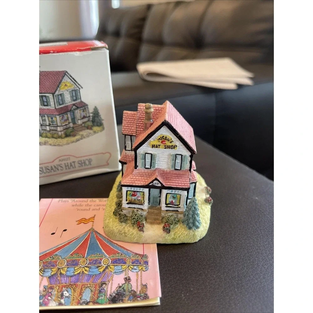 Liberty Falls SUSAN'S HAT SHOP AH127 Americana Collection Holiday Village 1997